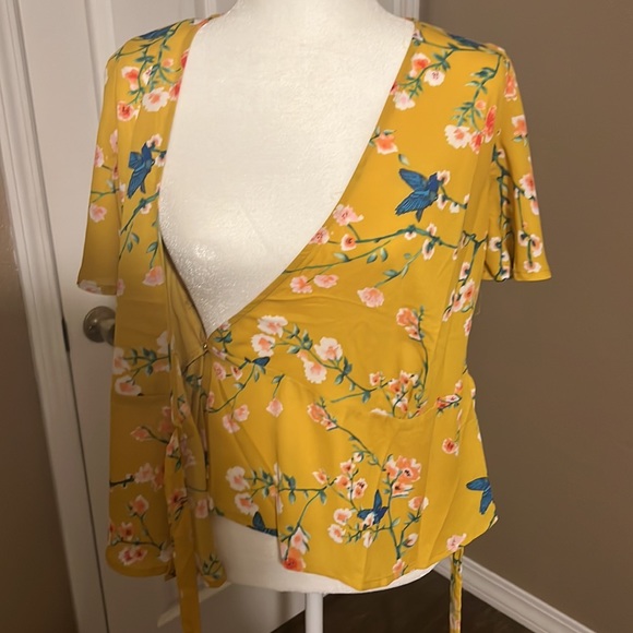 Yellow print wrap shirt - Picture 2 of 3